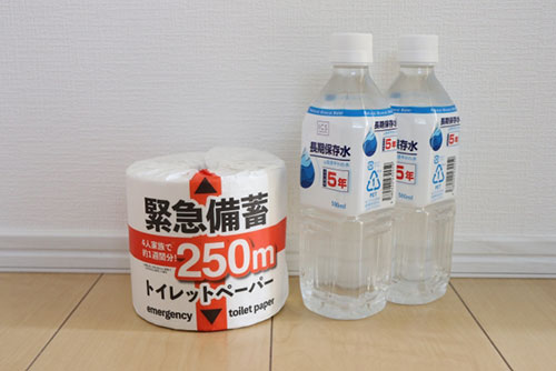 水とトイレットペーパー