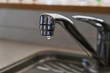 水道の水滴画像