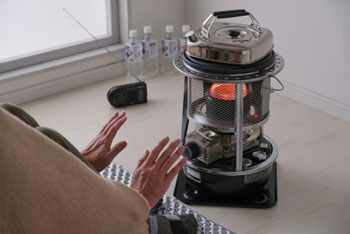 ストーブに手をかざす画像