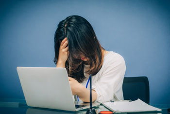 悩む女性の画像