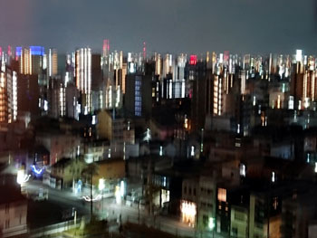 夜の都会で起きた地震の画像